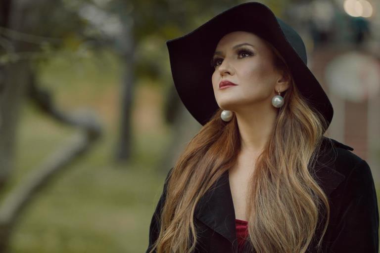 Ayla Çelik, Gökhan Tepe �mzal�, Güçlü Yorumcu Suzan Temelli�nin Yeni Teklisi �Kahraman" Dinleyici ile Bulu�tu